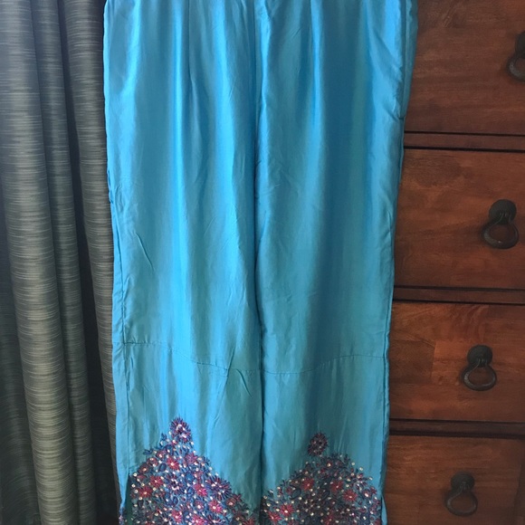 Silk embroidered pant suit and scarf - Picture 5 of 8